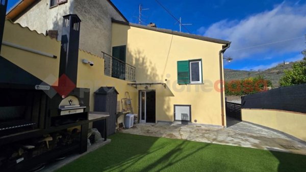 casa indipendente in vendita ad Arezzo in zona Agazzi