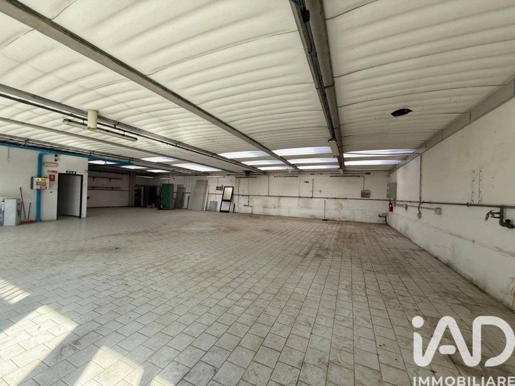 negozio in vendita ad Arezzo in zona Pescaiola