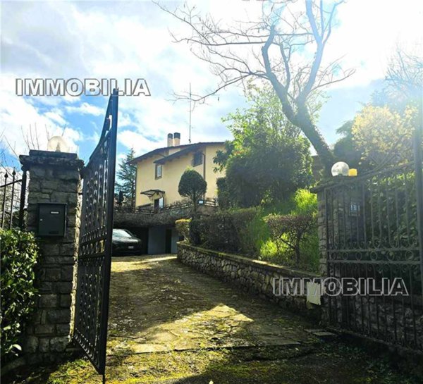 casa indipendente in vendita ad Arezzo in zona Staggiano