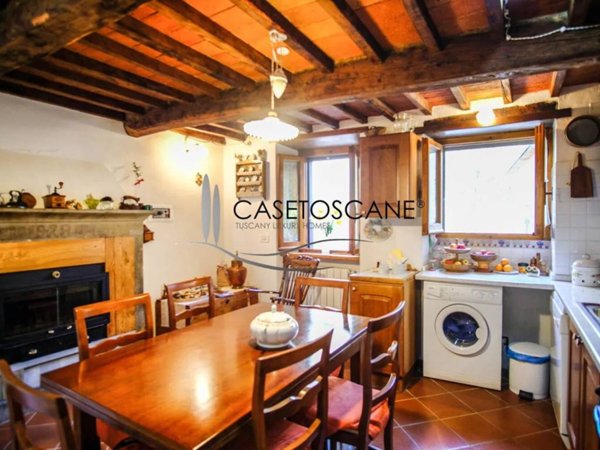casa indipendente in vendita ad Arezzo in zona Palazzo del Pero