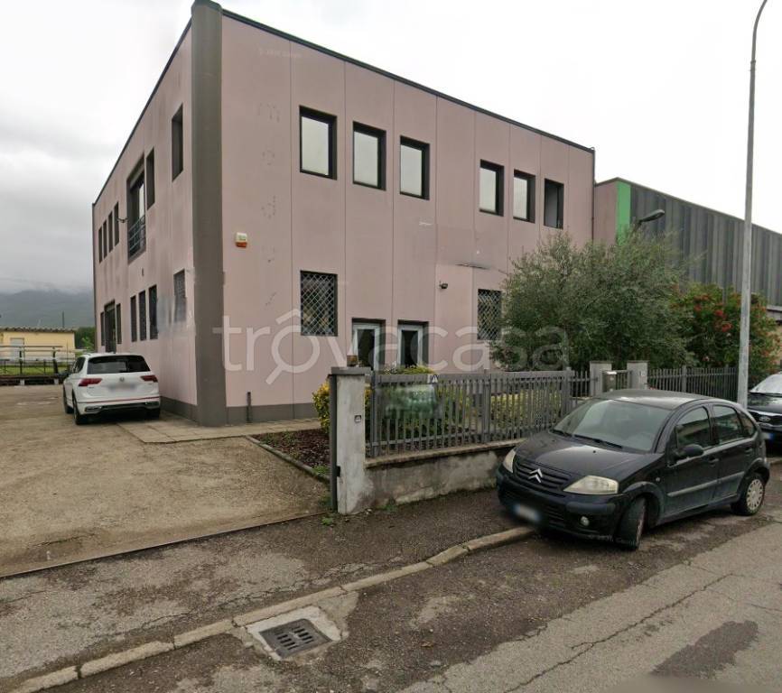locale commerciale in vendita ad Arezzo in zona Rigutino
