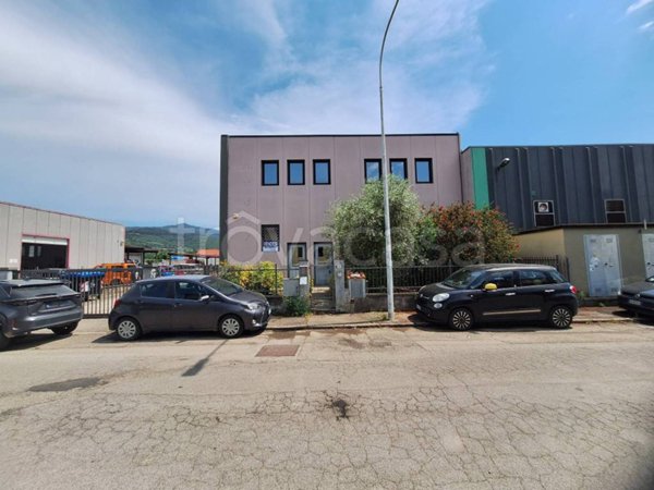 locale commerciale in vendita ad Arezzo in zona Rigutino