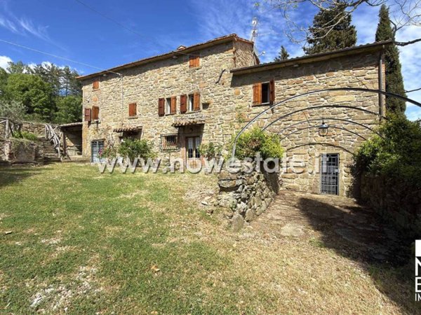 casa indipendente in vendita ad Arezzo in zona Palazzo del Pero
