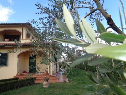 casa indipendente in vendita ad Arezzo in zona Quarata