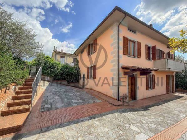 casa indipendente in vendita ad Arezzo in zona Rigutino
