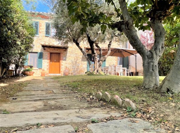 casa indipendente in vendita ad Arezzo