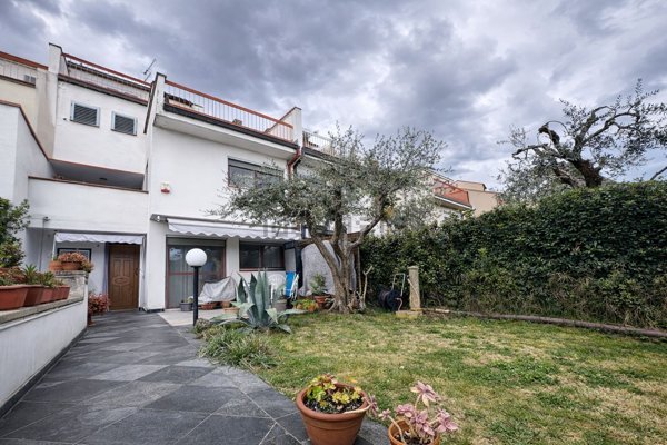 casa indipendente in vendita ad Arezzo in zona Pescaiola