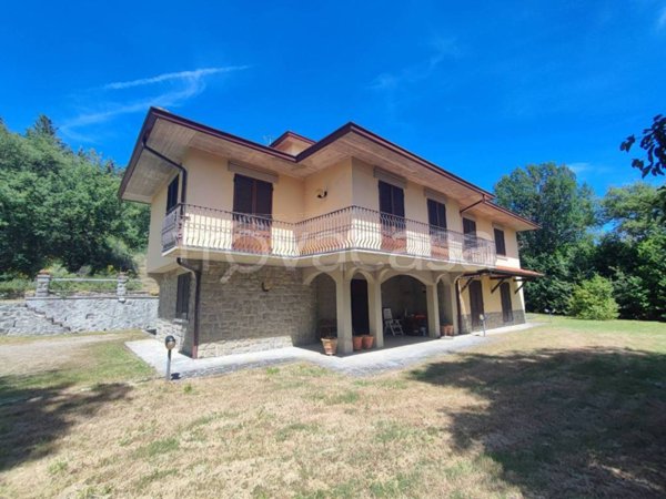 casa indipendente in vendita ad Arezzo in zona Antria