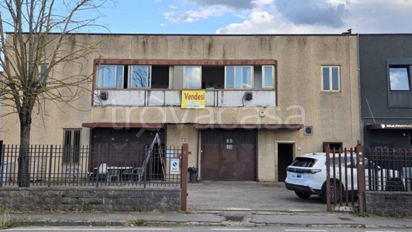locale commerciale in vendita ad Arezzo in zona Ceciliano