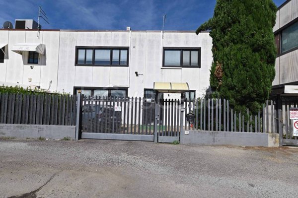 locale commerciale in vendita ad Arezzo in zona Ceciliano