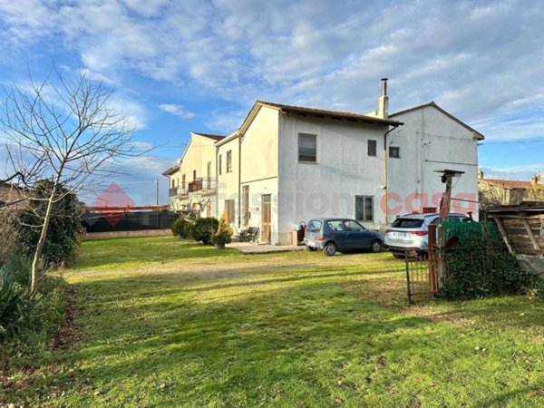 casa indipendente in vendita ad Arezzo in zona Rigutino