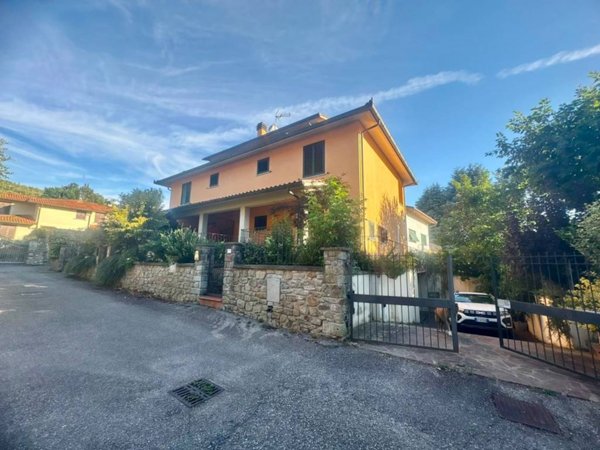 casa indipendente in vendita ad Arezzo in zona Vitiano