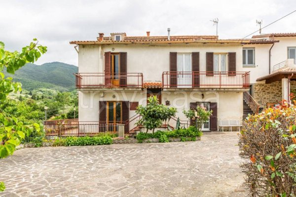 casa indipendente in vendita ad Arezzo in zona Vitiano