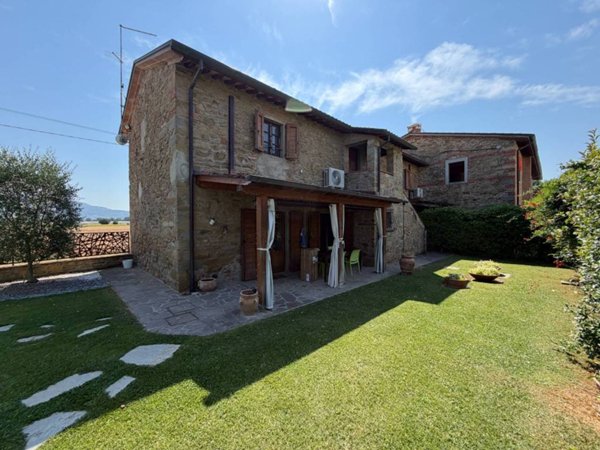 casa indipendente in vendita ad Arezzo