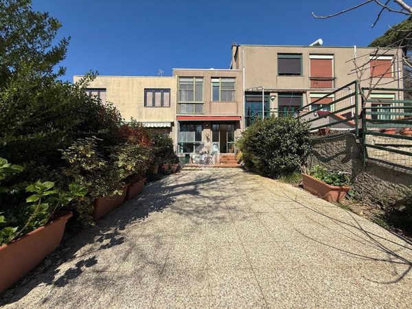 casa indipendente in vendita ad Arezzo in zona Olmo