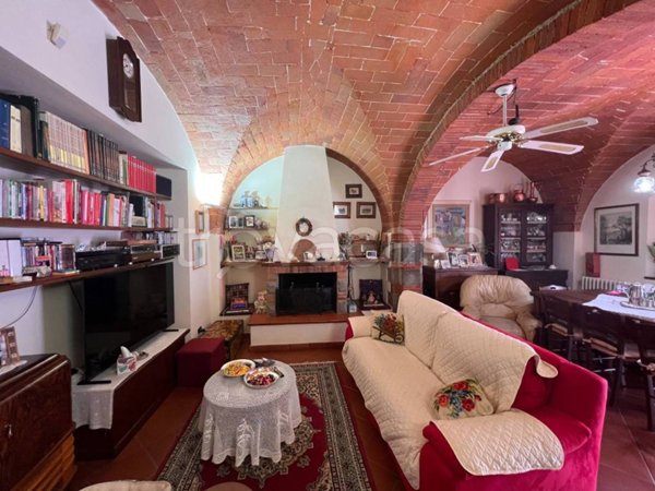 casa indipendente in vendita ad Arezzo in zona Pescaiola