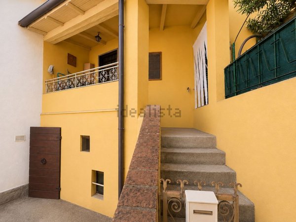 casa indipendente in vendita ad Arezzo in zona Quarata