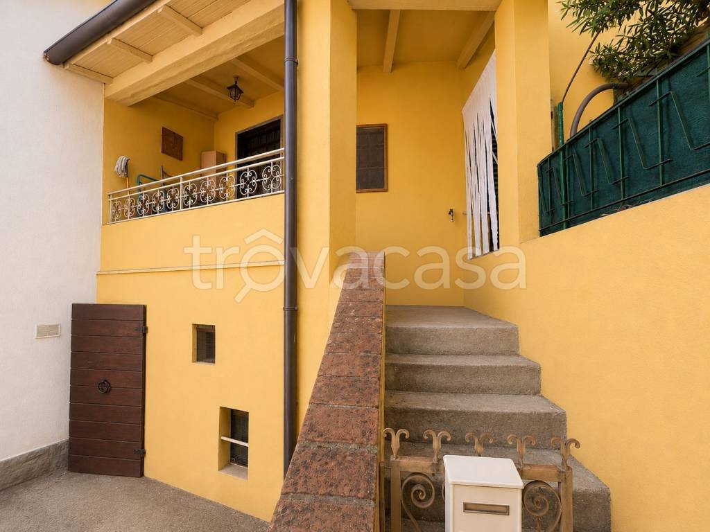 casa indipendente in vendita ad Arezzo in zona Quarata