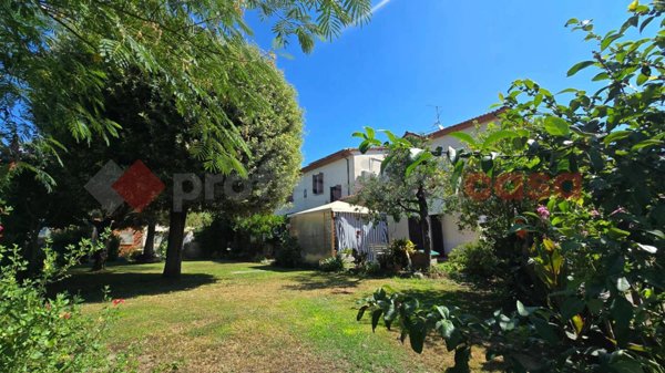 casa indipendente in vendita ad Arezzo in zona Pescaiola