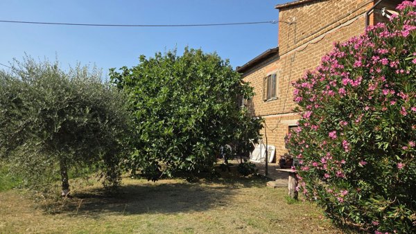 casa indipendente in vendita ad Arezzo in zona Puglia
