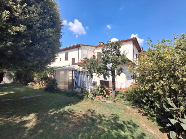 casa indipendente in vendita ad Arezzo in zona Pescaiola