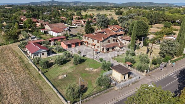 casa indipendente in vendita ad Arezzo in zona Quarata