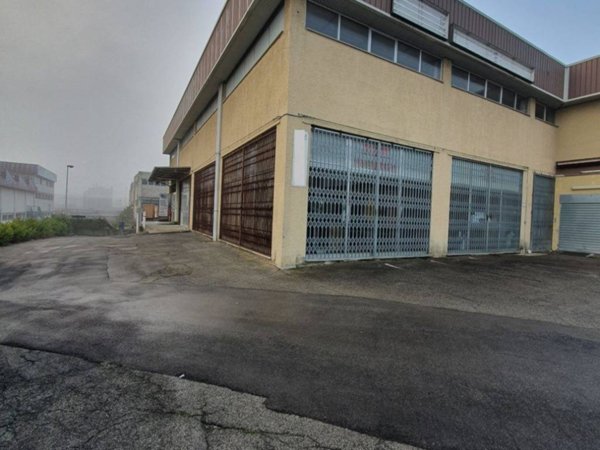 locale commerciale in vendita ad Arezzo in zona Fiorentina