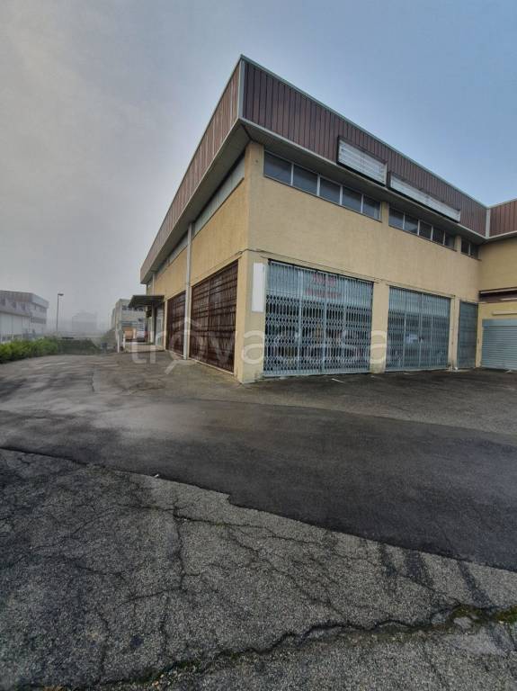 locale commerciale in vendita ad Arezzo in zona Fiorentina