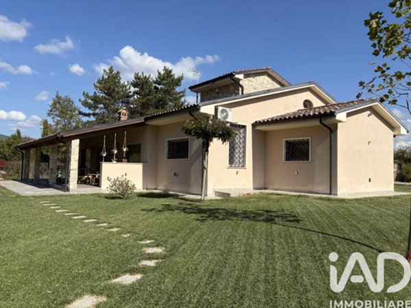 casa indipendente in vendita ad Arezzo in zona Quarata