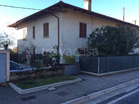 casa indipendente in vendita ad Arezzo in zona Puliciano