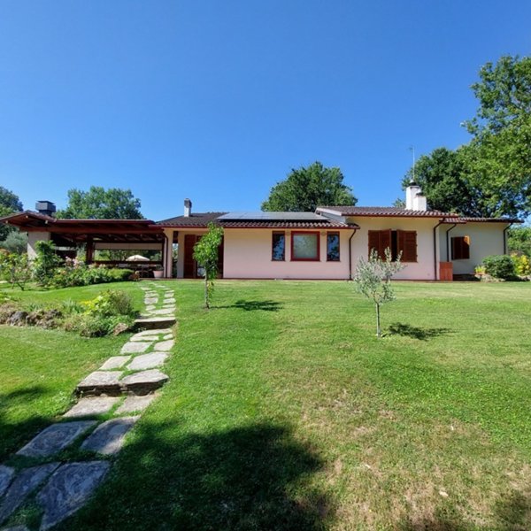 casa indipendente in vendita ad Arezzo in zona Pescaiola