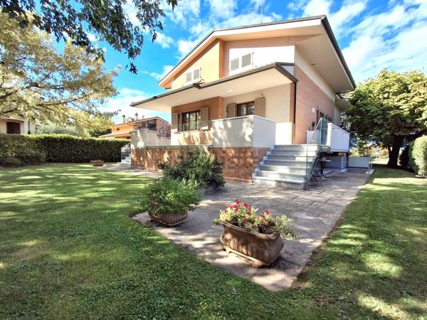 casa indipendente in vendita ad Arezzo in zona Agazzi