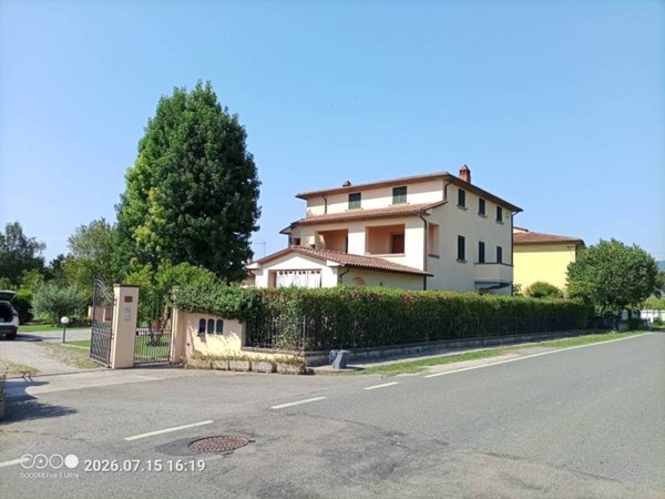 casa indipendente in vendita ad Arezzo in zona Frassineto