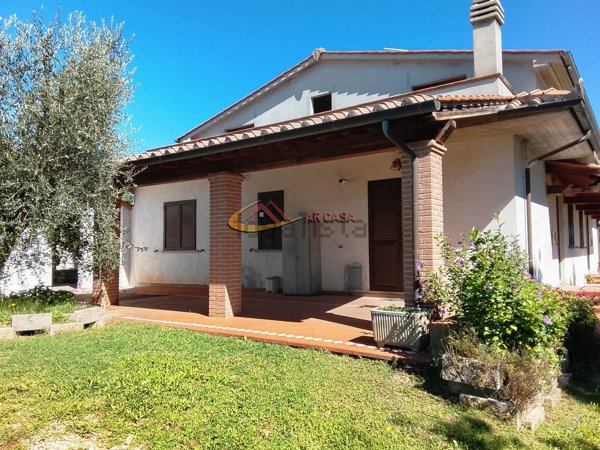 casa indipendente in vendita ad Arezzo in zona Pratantico-Indicatore