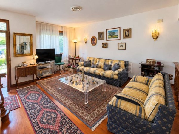 casa indipendente in vendita ad Arezzo in zona Olmo