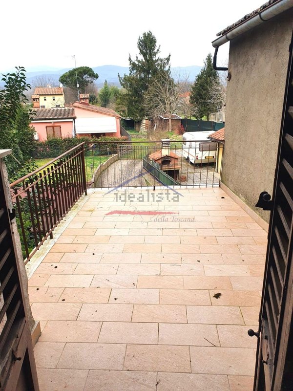 casa indipendente in vendita ad Arezzo in zona Quarata