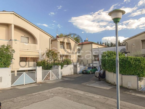 casa indipendente in vendita ad Arezzo in zona Terrarossa