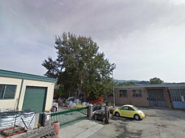 locale commerciale in vendita a Bibbiena in zona Soci