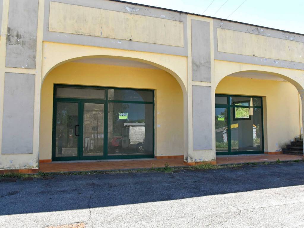 negozio in vendita a Bucine in zona Badia Agnano