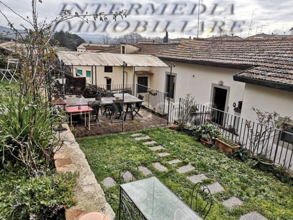 casa indipendente in vendita a Bucine