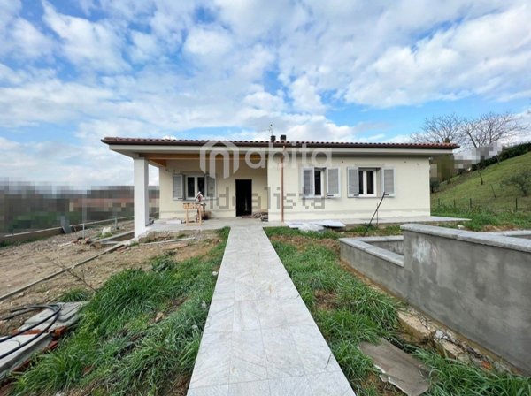 casa indipendente in vendita a Bucine