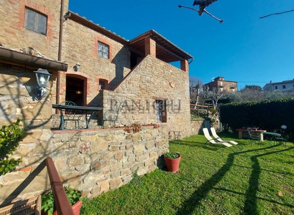 casa indipendente in vendita a Bucine in zona Rapale