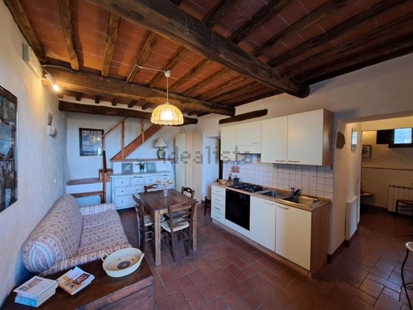 casa semindipendente in vendita a Bucine in zona Rapale