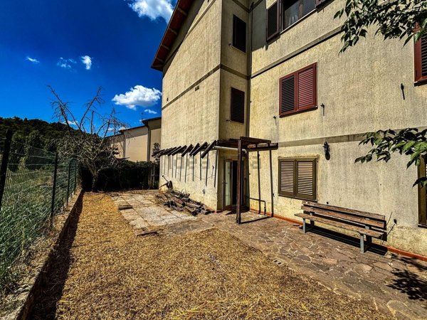 appartamento in vendita a Bucine in zona Ambra