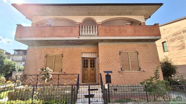 casa indipendente in vendita a Bucine