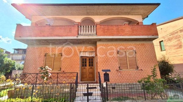 casa indipendente in vendita a Bucine