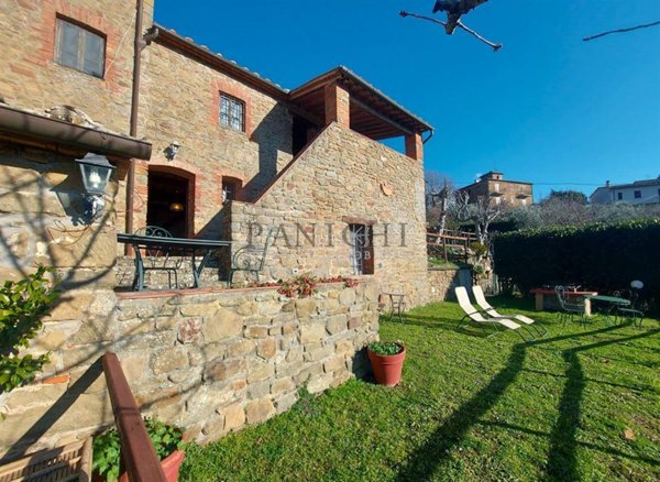 casa indipendente in vendita a Bucine in zona Rapale