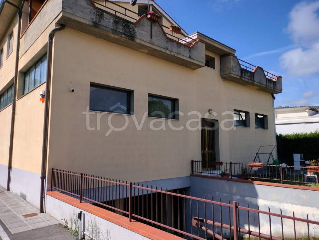locale commerciale in vendita a Bucine in zona Torre