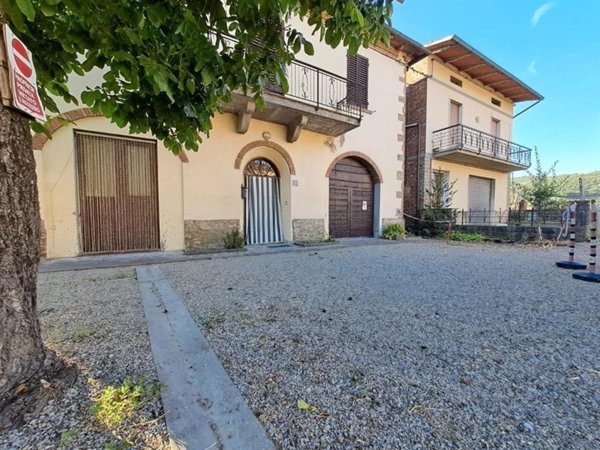 casa indipendente in vendita a Bucine in zona Ambra