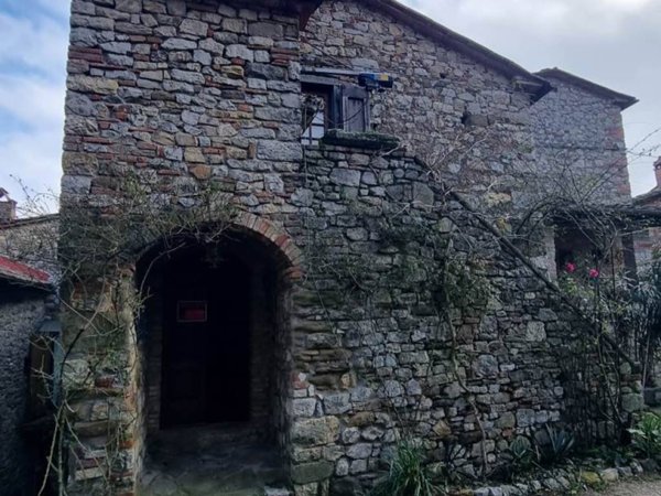 casa indipendente in vendita a Bucine in zona Cennina